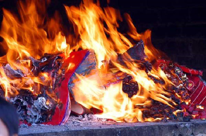 Tại sao không nên đặt tiền vàng mã trên bàn thờ? Đừng làm sai kẻo mất lộc-2