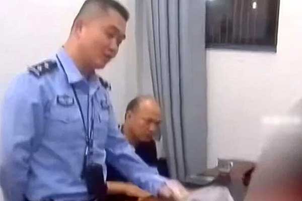 Trộm tiền mẹ để đãi bạn, bé trai bị đưa đến đồn cảnh sát-1