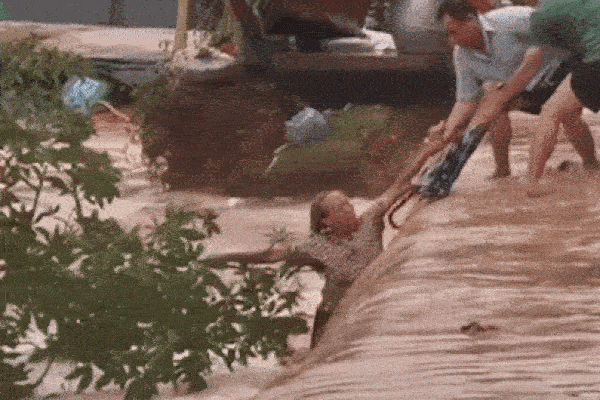 Thót tim cảnh giải cứu người đàn ông bị dòng nước lũ cuốn trôi-1