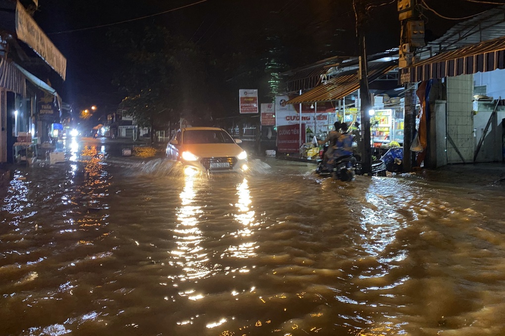 Nước xiết đổ về Nha Trang, người dân chạy lũ trong đêm-1