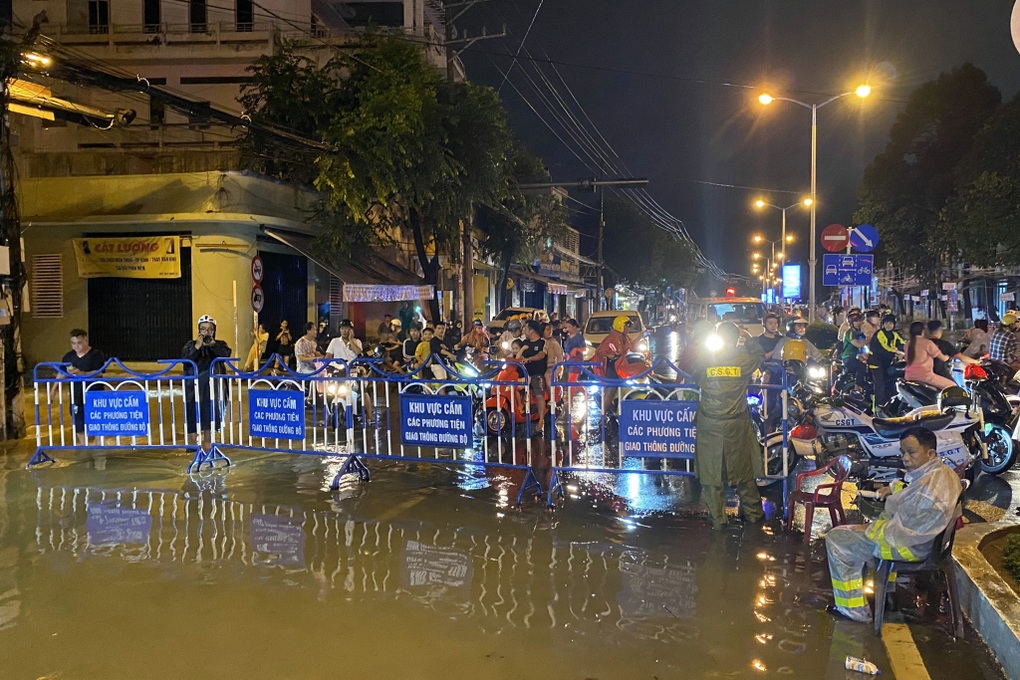 Nước xiết đổ về Nha Trang, người dân chạy lũ trong đêm-6