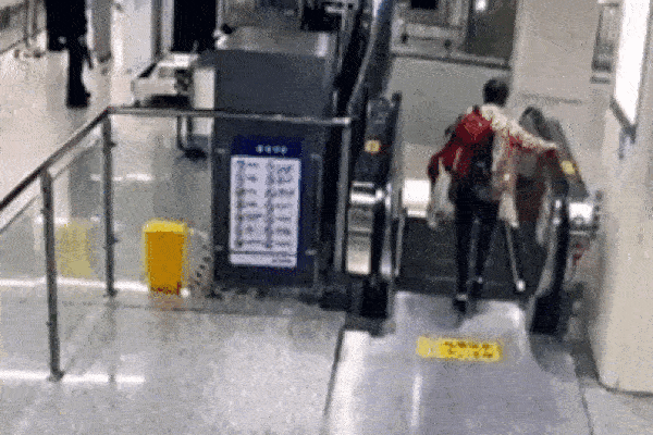 Nhiều người ngã đè lên nhau, la hét hoảng loạn khi thang cuốn bất ngờ gặp sự cố-1