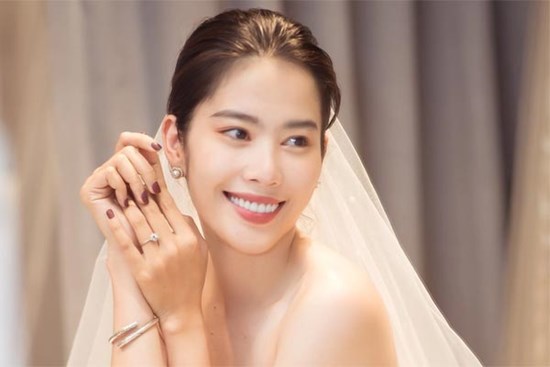 Nam Em khoe cận cảnh chiếc nhẫn cỡ