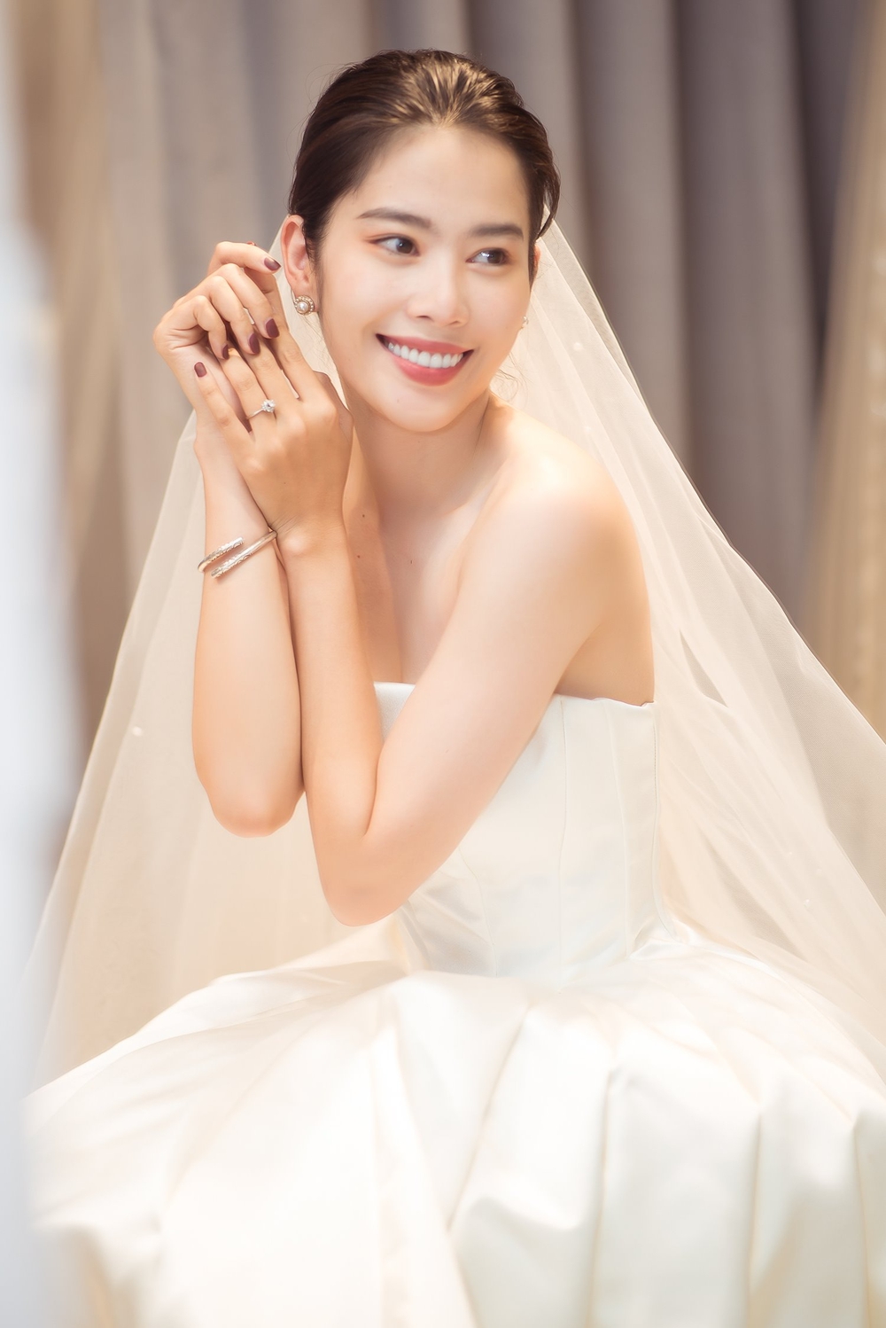 Nam Em khoe cận cảnh chiếc nhẫn cỡ khủng ở ngón áp út giữa tin đồn chuẩn bị lấy chồng-3