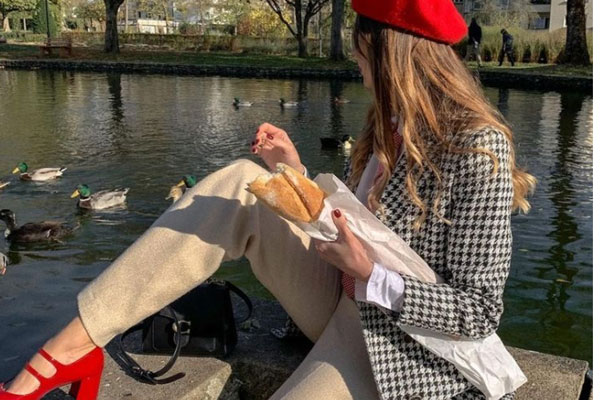 9 cách diện trang phục tông đỏ nổi bật cho mùa lễ hội cuối năm-10