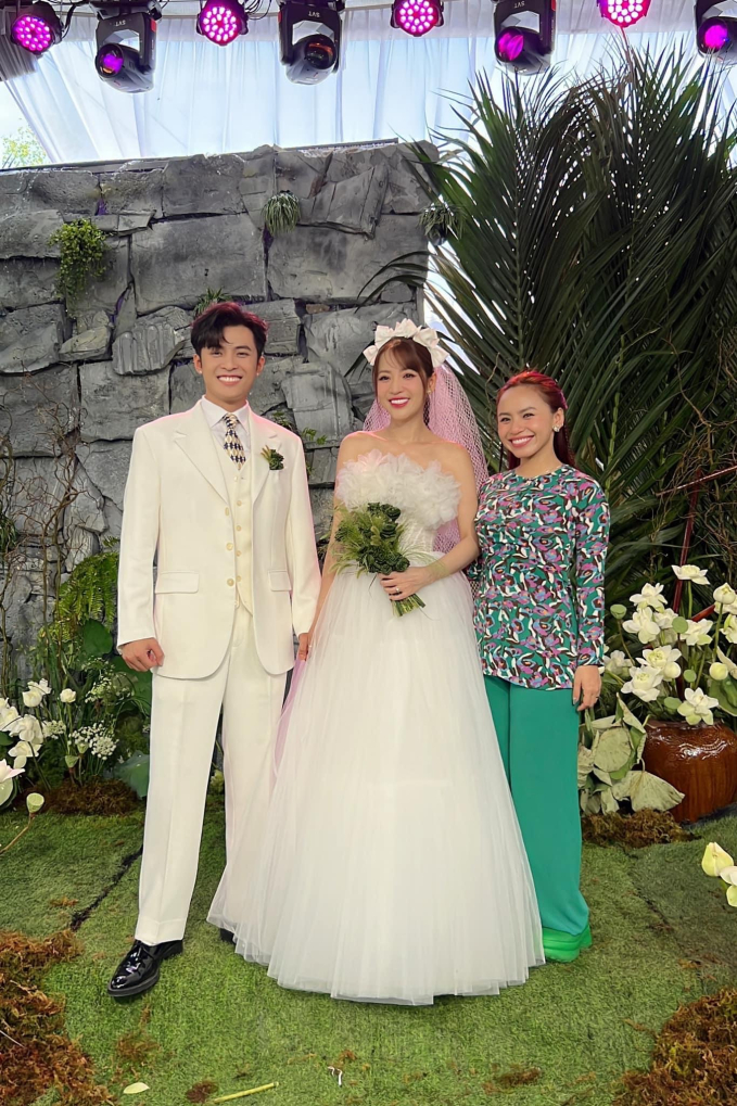 Sao Vbiz quậy bung nóc ở đám cưới Đồng Tháp của Puka: Hoà Minzy đứng bàn DJ, BB Trần - Hải Triều đã lên đồ bà ba!-5