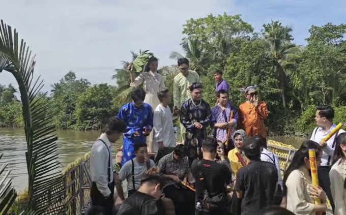 Sao Vbiz quậy bung nóc ở đám cưới Đồng Tháp của Puka: Hoà Minzy đứng bàn DJ, BB Trần - Hải Triều đã lên đồ bà ba!-7