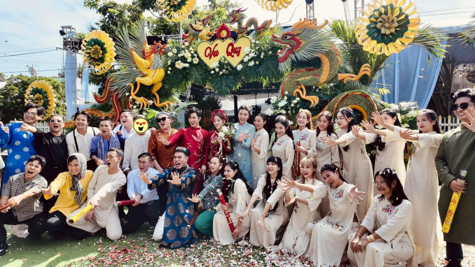 Sao Vbiz quậy bung nóc ở đám cưới Đồng Tháp của Puka: Hoà Minzy đứng bàn DJ, BB Trần - Hải Triều đã lên đồ bà ba!-8