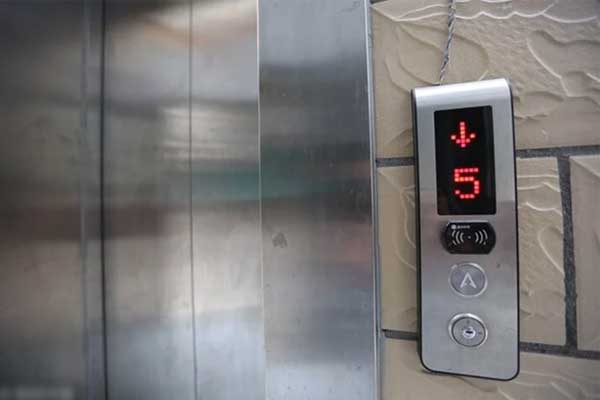 Cửa thang máy đóng bất ngờ, người đàn ông bị ngoạm chân phải-3