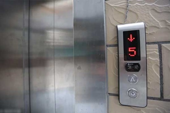 Không chịu đóng tiền lắp thang máy, cụ ông bị cả tòa nhà tẩy chay, cấm sử dụng