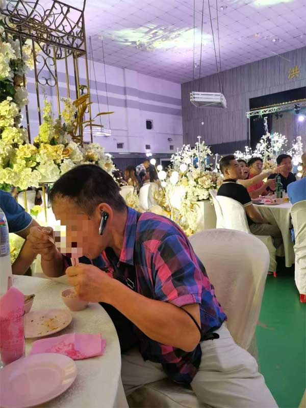 Nhóm người lạ ngang nhiên đóng giả khách dự đám cưới để... ăn chực-1