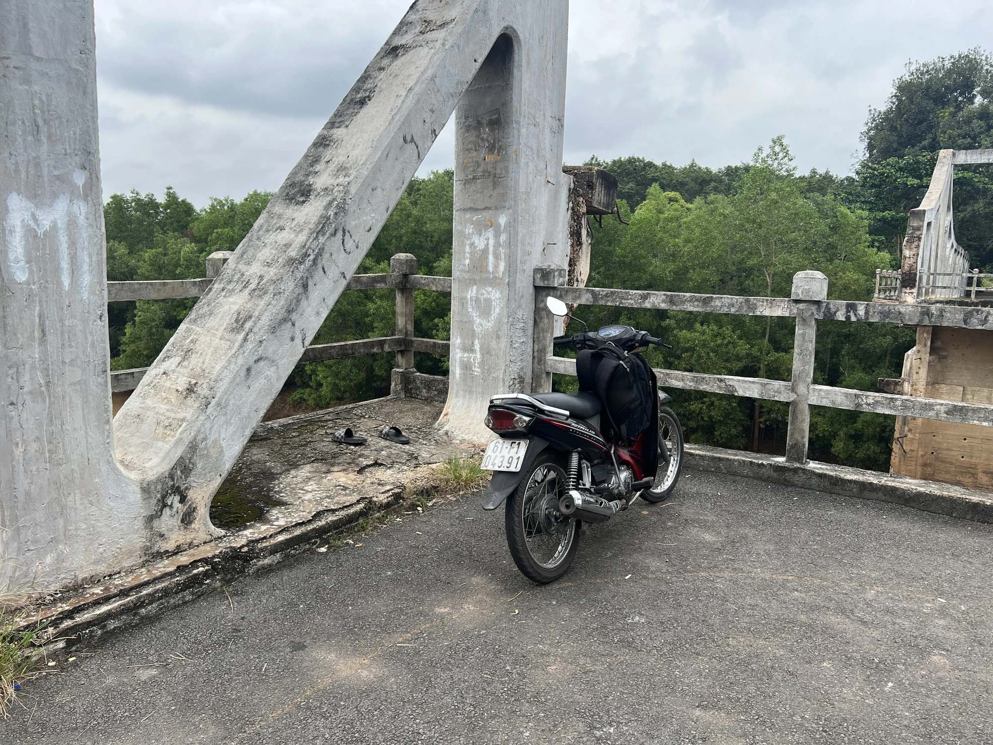 CLIP: Chạy xe máy lên cây cầu gãy để tự tử-1