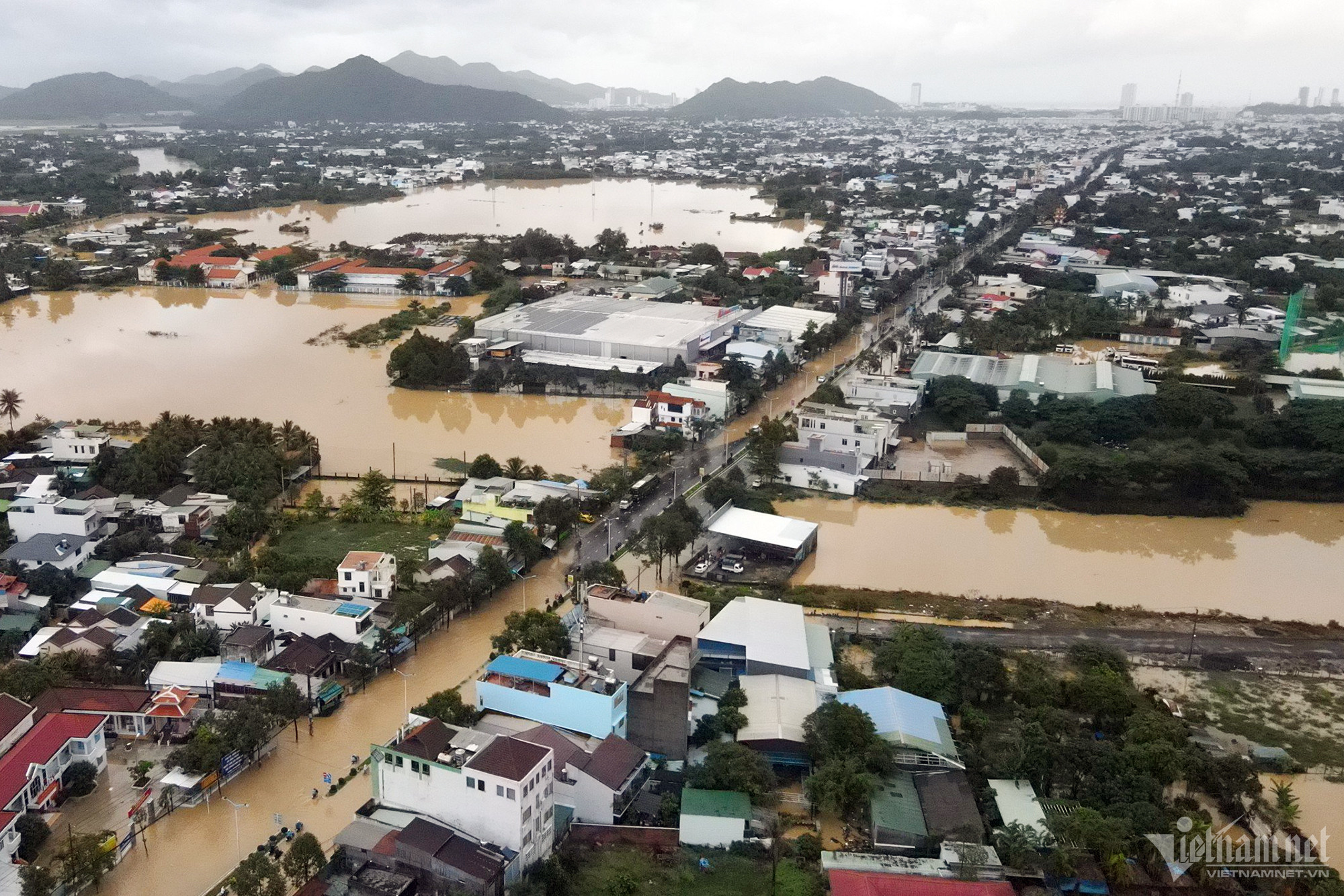 Mưa lớn kèm xả lũ, ngoại thành Nha Trang ngập tứ phía-1