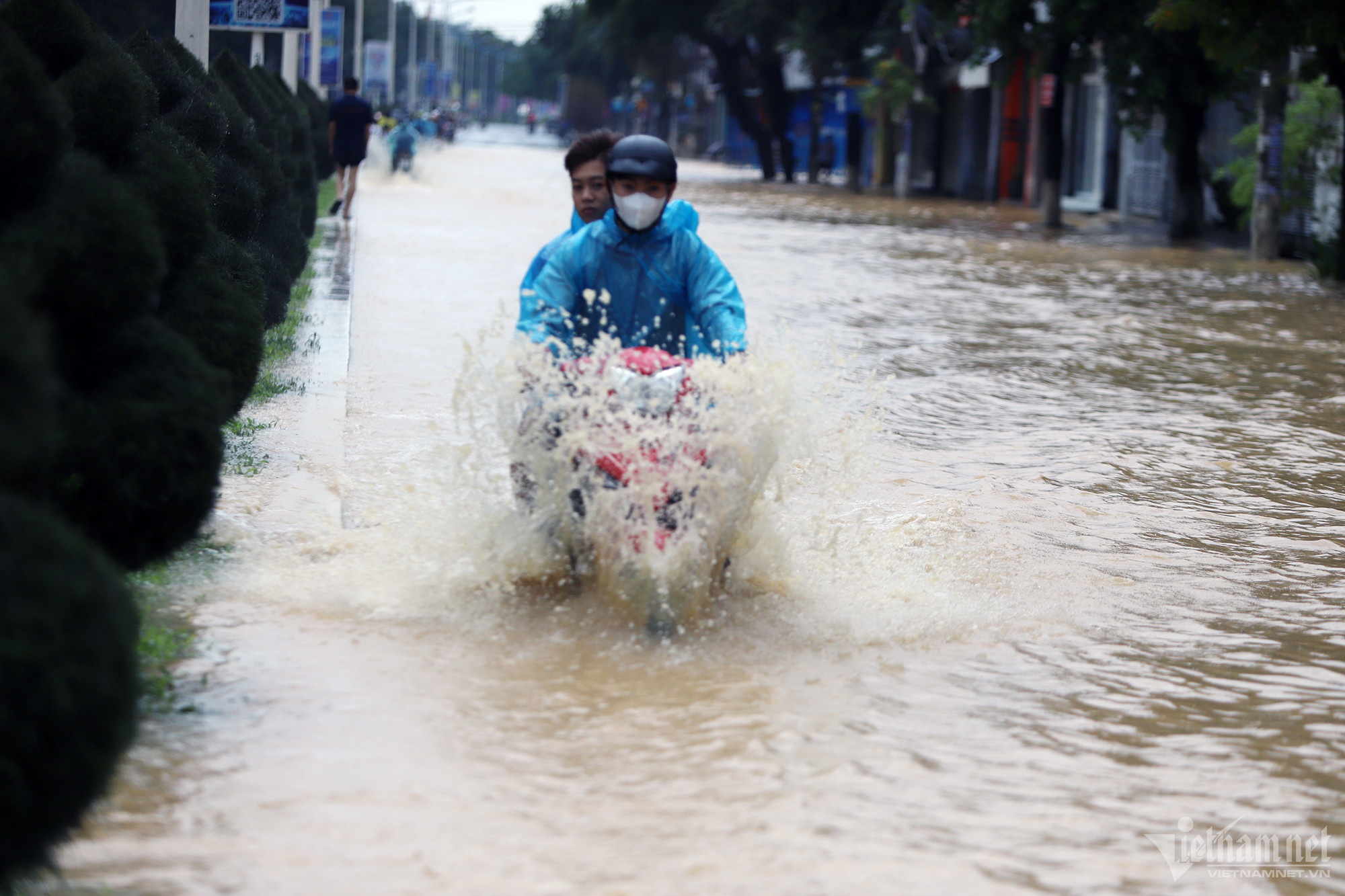 Mưa lớn kèm xả lũ, ngoại thành Nha Trang ngập tứ phía-2