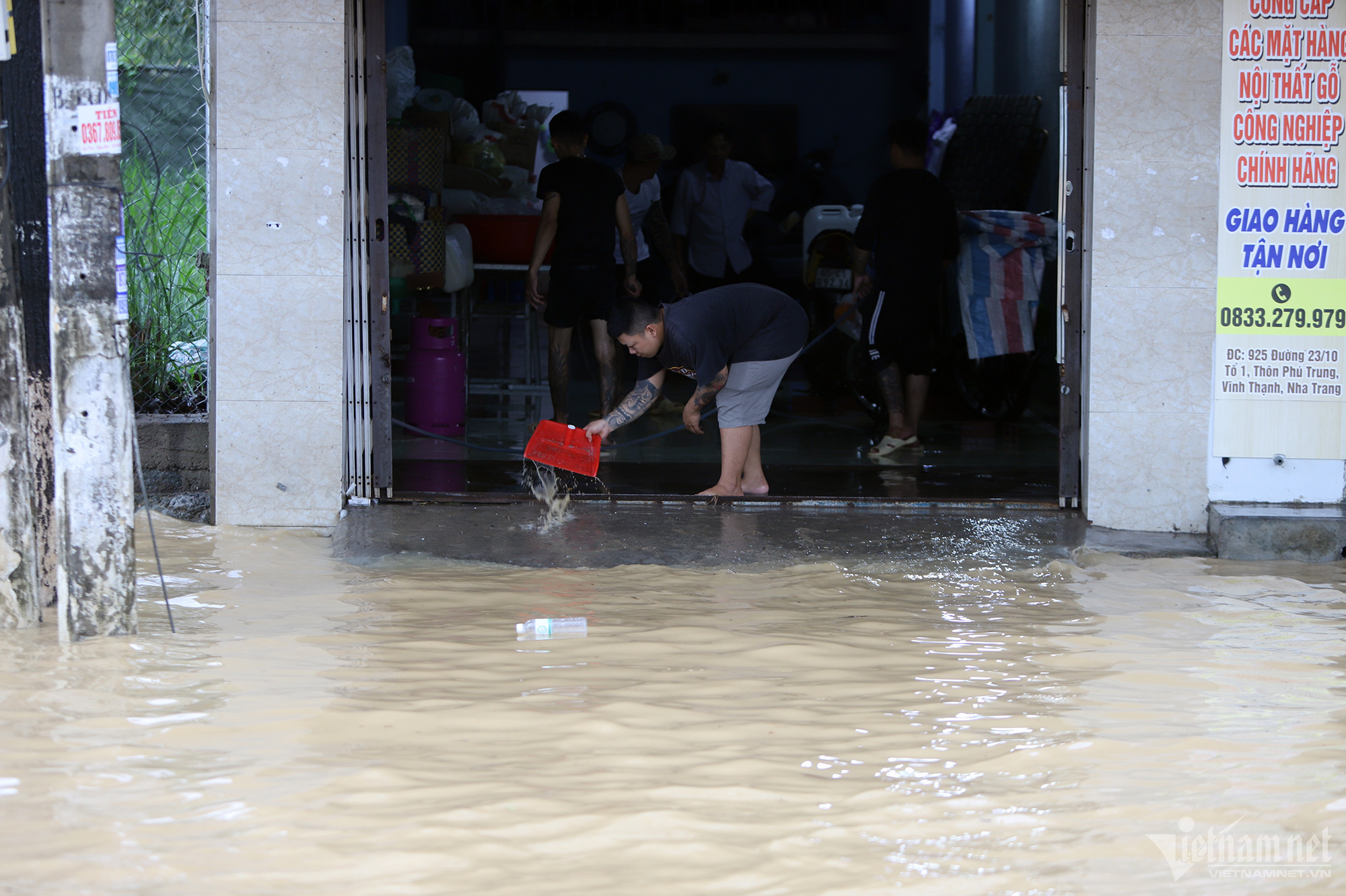Mưa lớn kèm xả lũ, ngoại thành Nha Trang ngập tứ phía-3