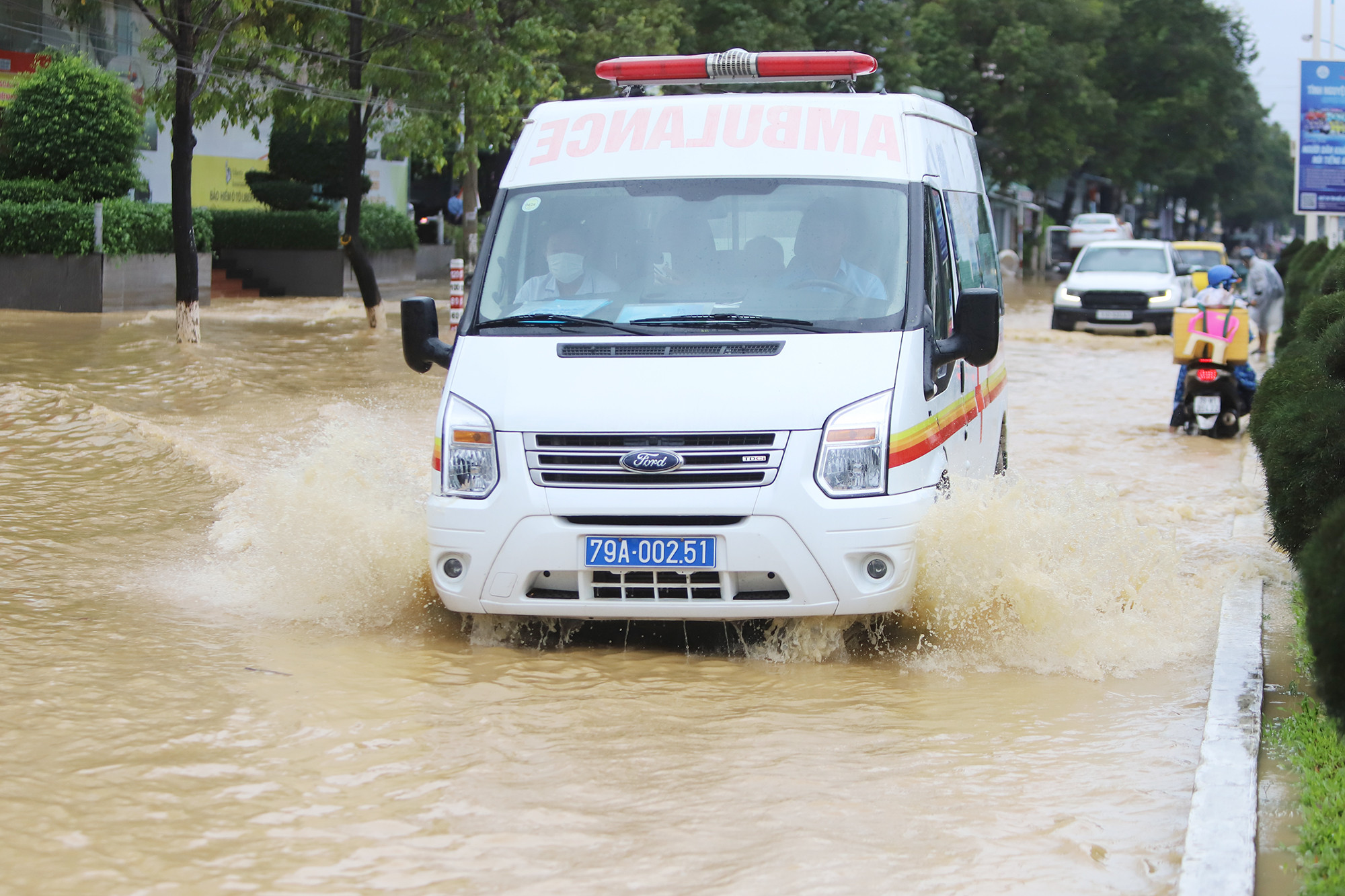 Mưa lớn kèm xả lũ, ngoại thành Nha Trang ngập tứ phía-6
