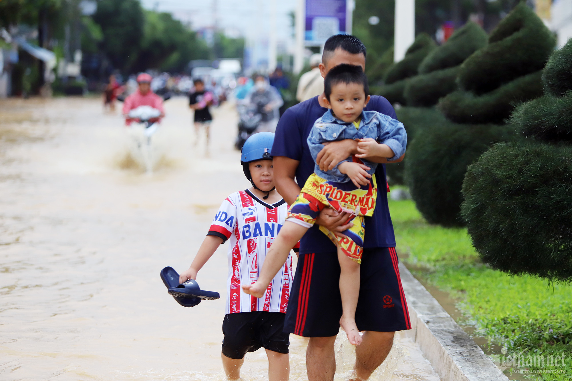 Mưa lớn kèm xả lũ, ngoại thành Nha Trang ngập tứ phía-7