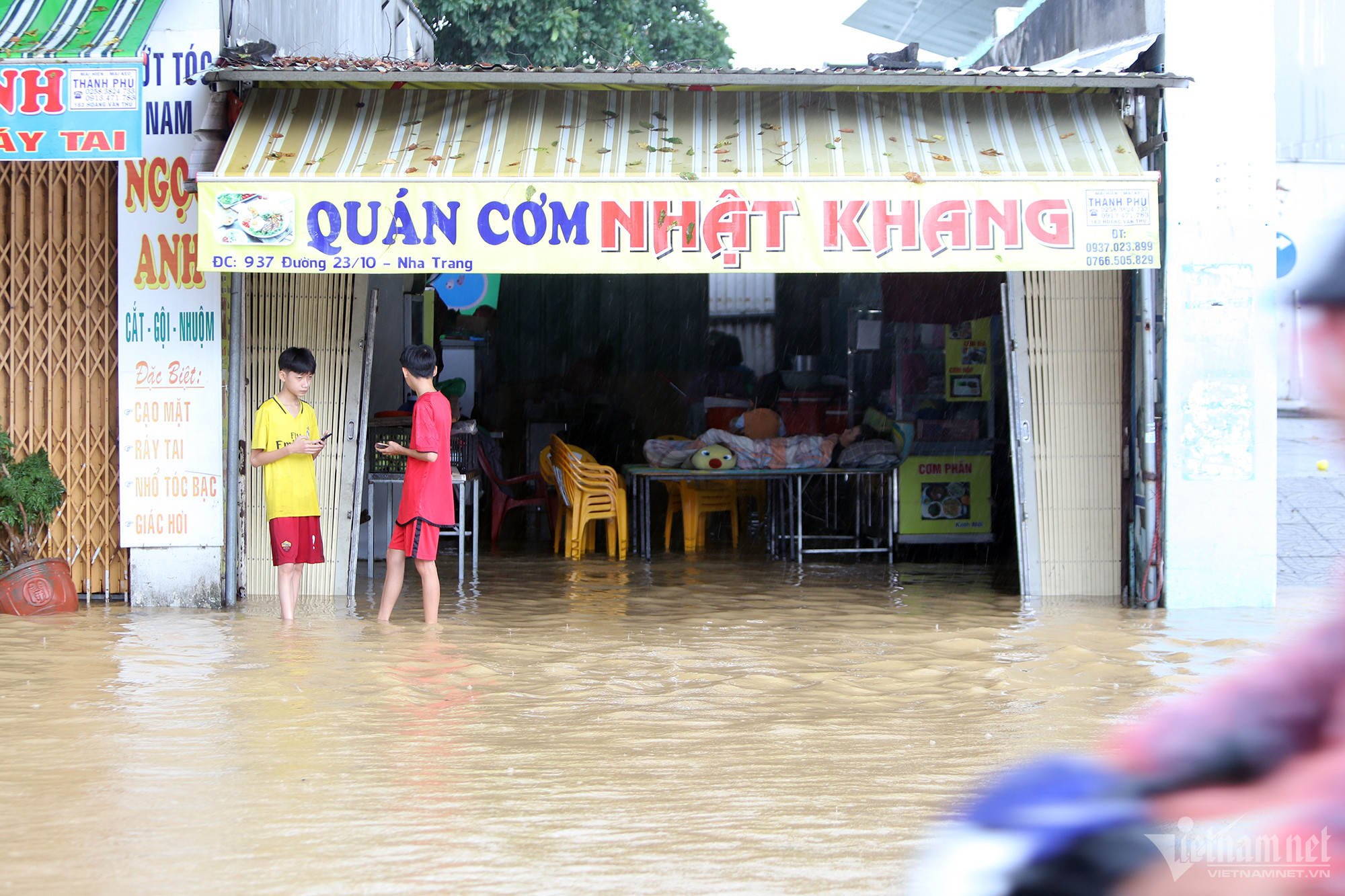 Mưa lớn kèm xả lũ, ngoại thành Nha Trang ngập tứ phía-8