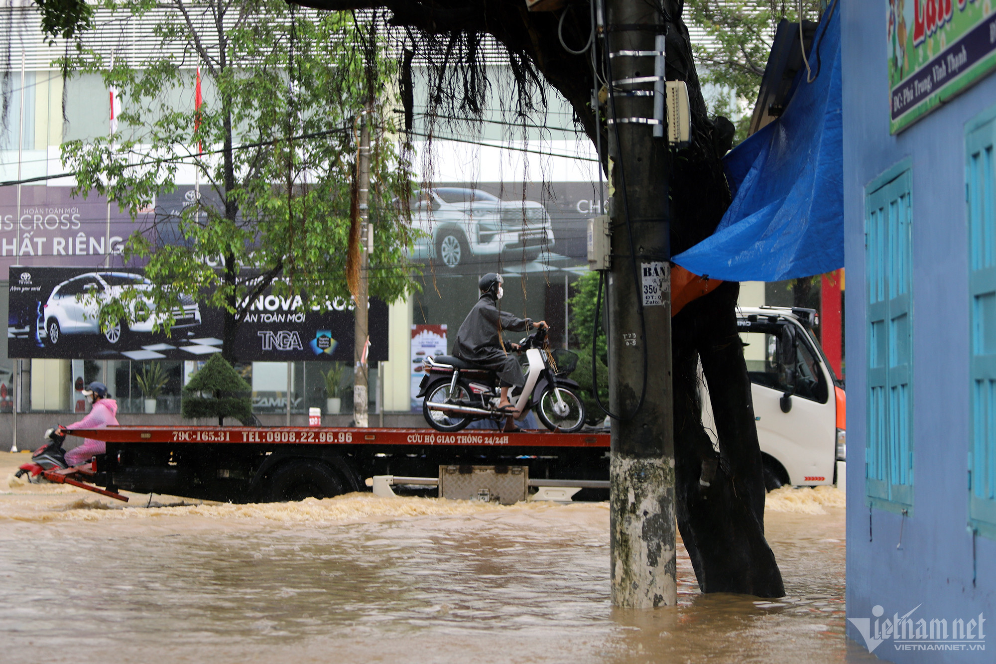 Mưa lớn kèm xả lũ, ngoại thành Nha Trang ngập tứ phía-9