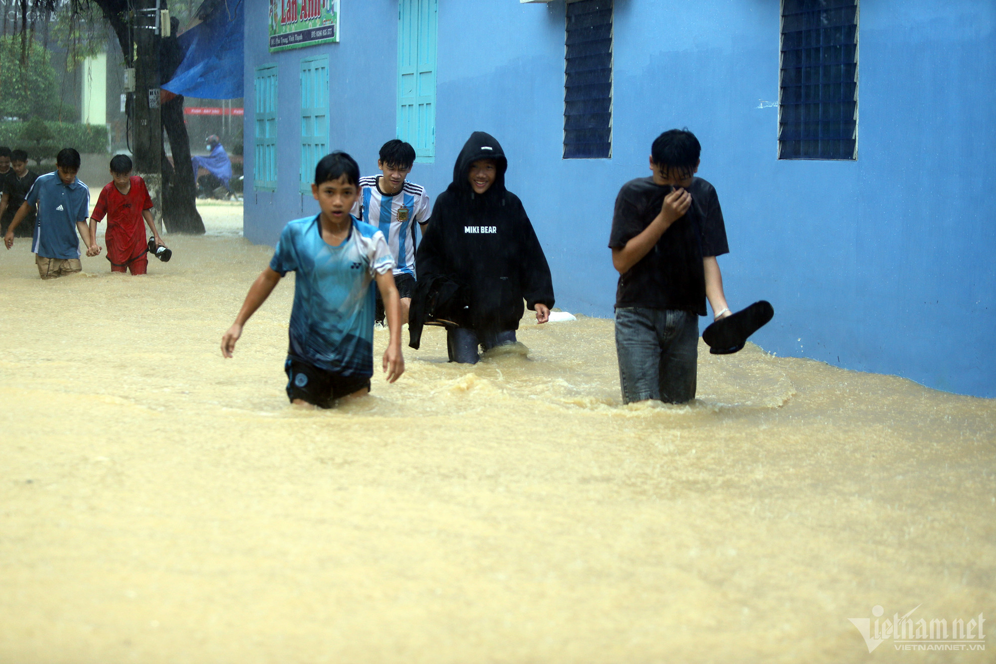 Mưa lớn kèm xả lũ, ngoại thành Nha Trang ngập tứ phía-14