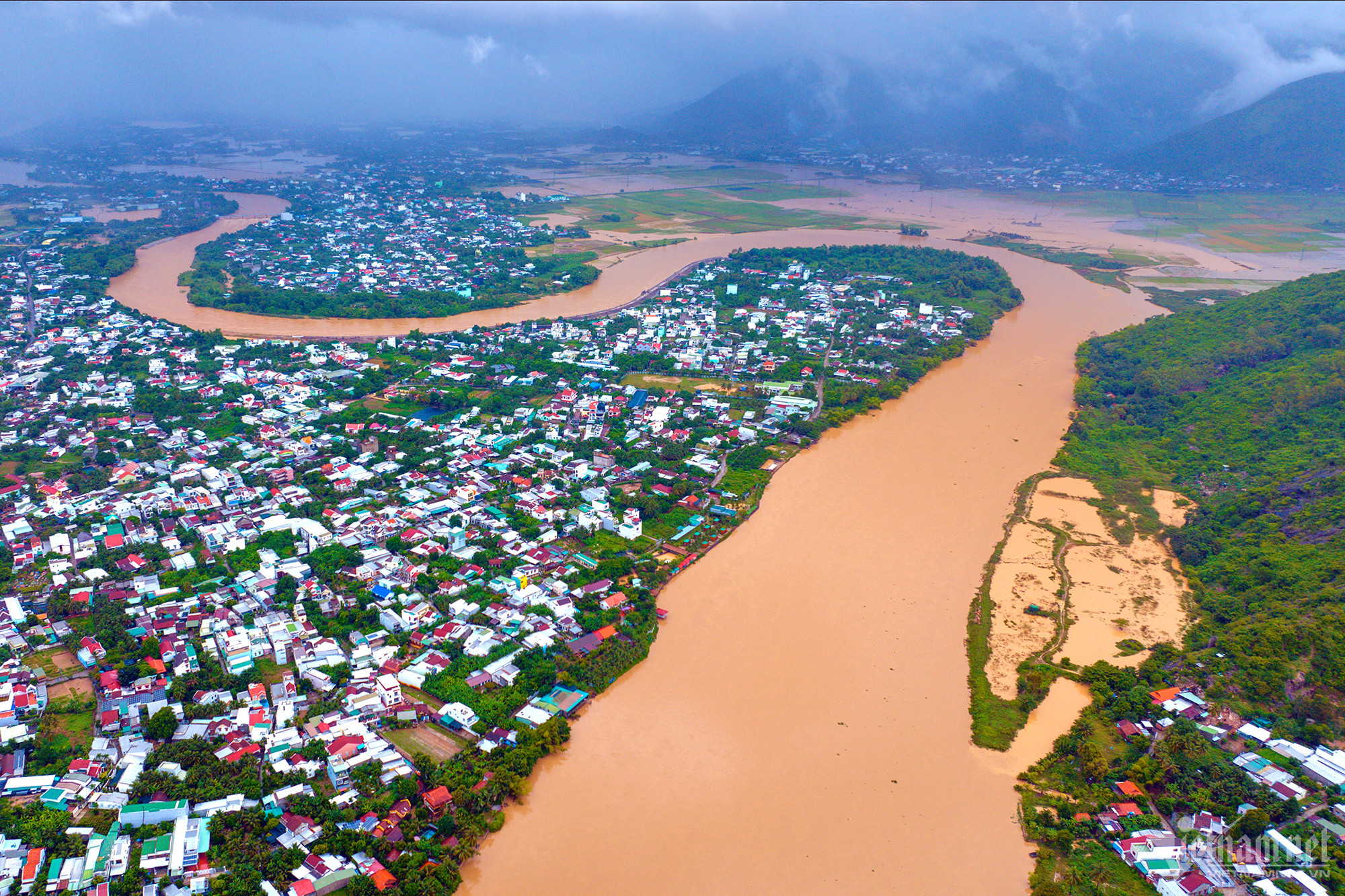 Mưa lớn kèm xả lũ, ngoại thành Nha Trang ngập tứ phía-17