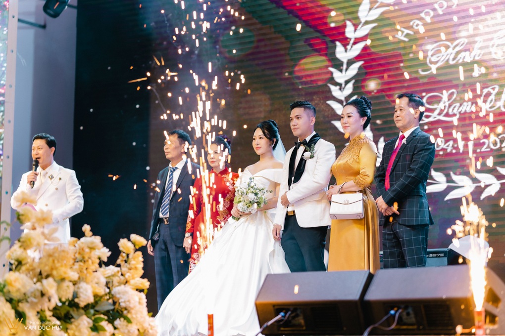 Đám cưới khủng ở Hải Phòng: 23 tráp 46 người bê, dàn ô tô tiền tỷ đón dâu-4
