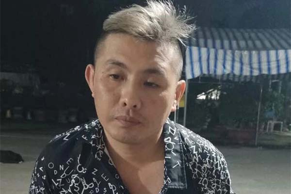 Đang chơi cùng bạn trước nhà, cháu gái 3 tuổi trượt chân xuống sông mất tích-2