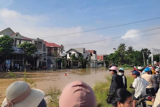 Đang chơi cùng bạn trước nhà, cháu gái 3 tuổi trượt chân xuống sông mất tích