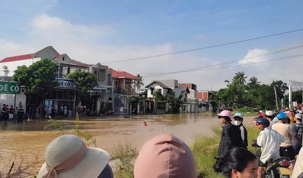 Đang chơi cùng bạn trước nhà, cháu gái 3 tuổi trượt chân xuống sông mất tích-1