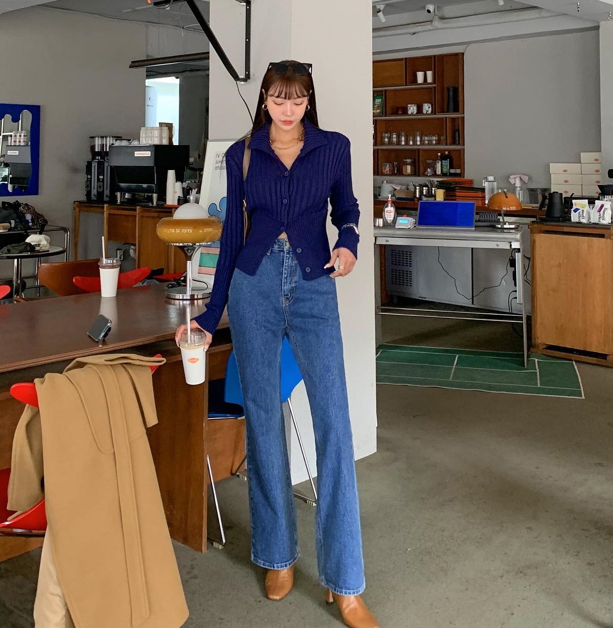 5 cách mặc áo len tối màu sang trọng mà vẫn hack tuổi-3