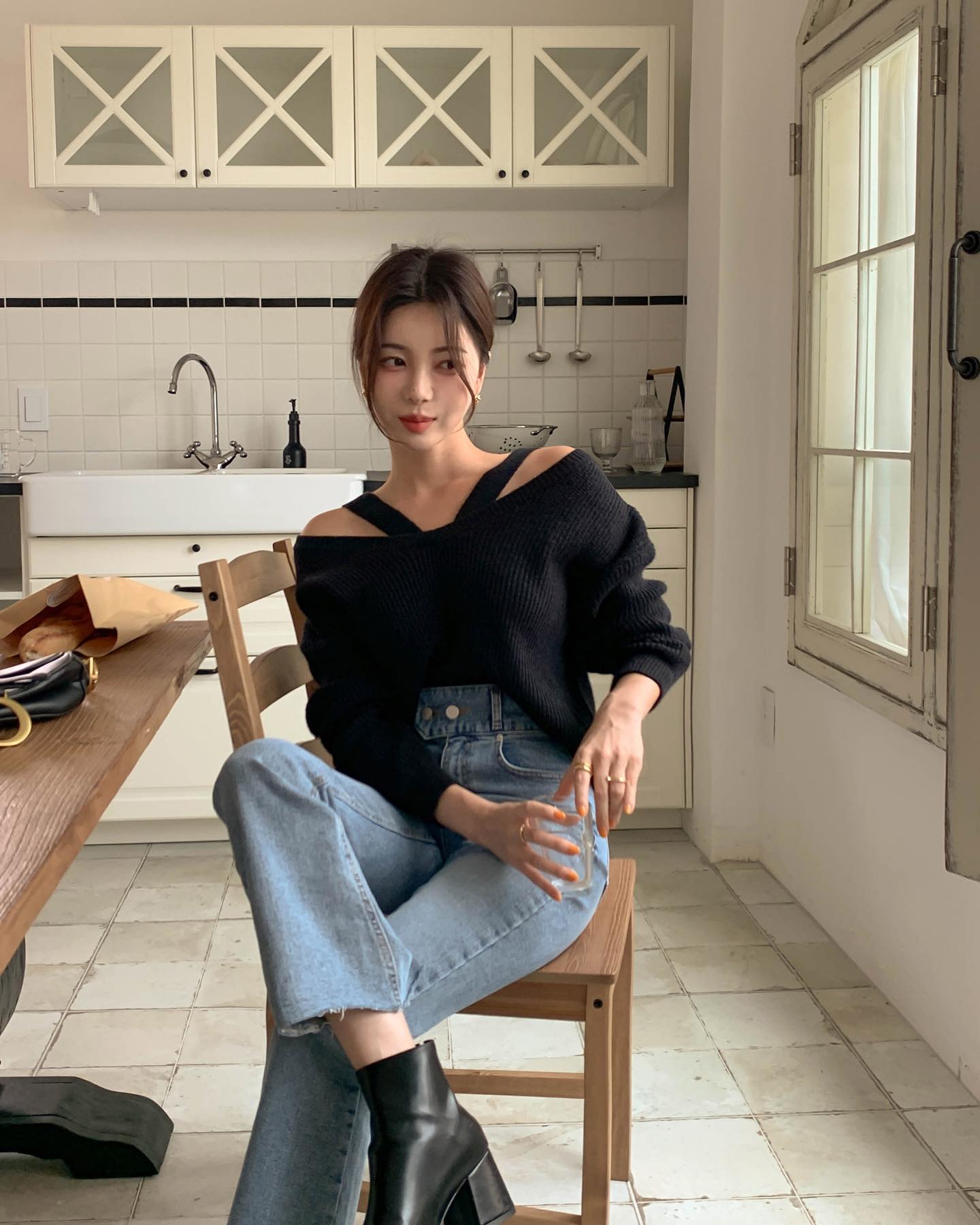 5 cách mặc áo len tối màu sang trọng mà vẫn hack tuổi-4