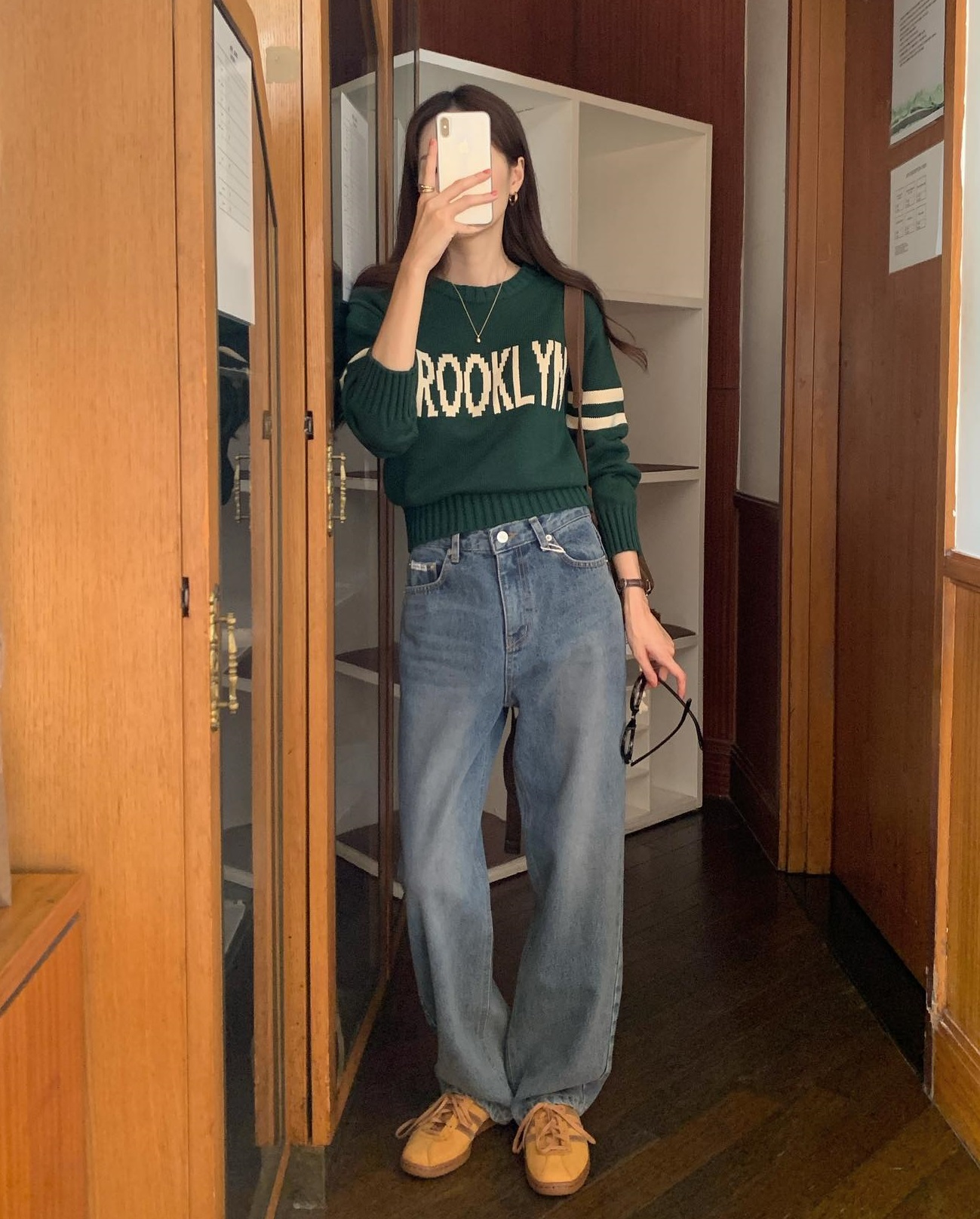 5 cách mặc áo len tối màu sang trọng mà vẫn hack tuổi-5