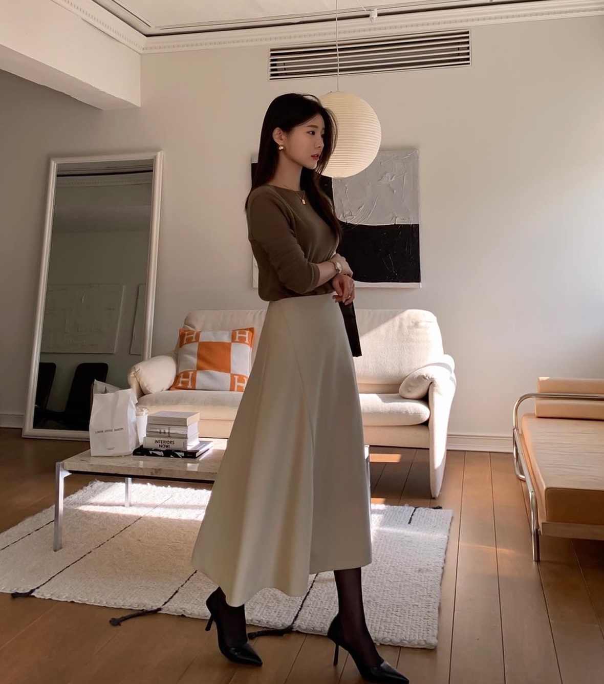 5 cách mặc áo len tối màu sang trọng mà vẫn hack tuổi-8