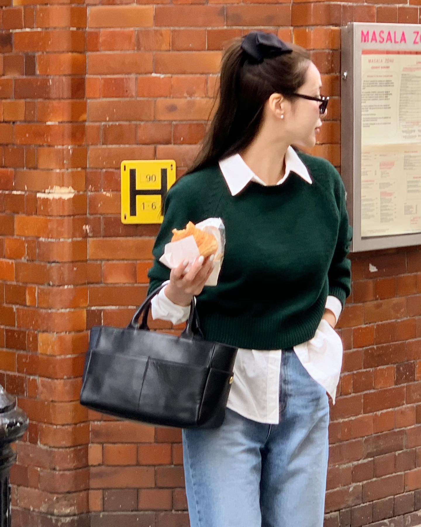 5 cách mặc áo len tối màu sang trọng mà vẫn hack tuổi-9