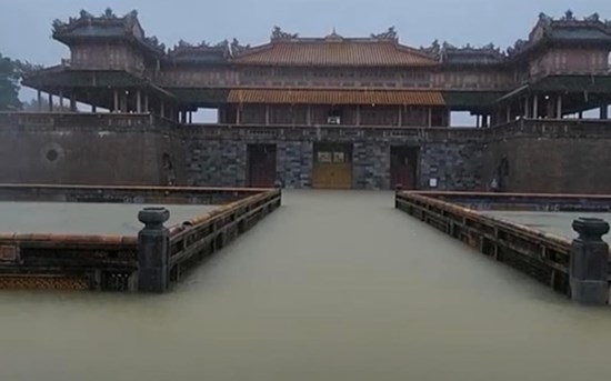 Kinh thành Huế ngập sâu trong đợt mưa lịch sử khiến nhiều người xót xa