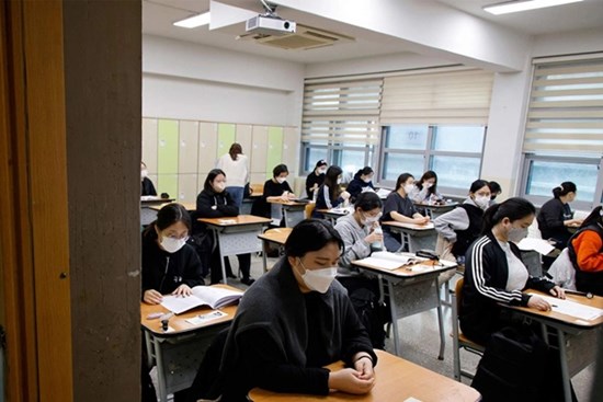 Vì sao kỳ thi đại học ở Hàn Quốc luôn diễn ra vào ngày thứ Năm?