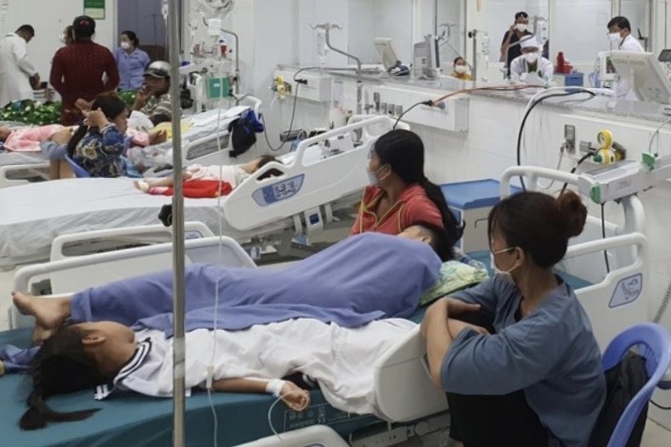 87 học sinh tiểu học nhập viện sau bữa trưa, nghi bị ngộ độc thực phẩm-1