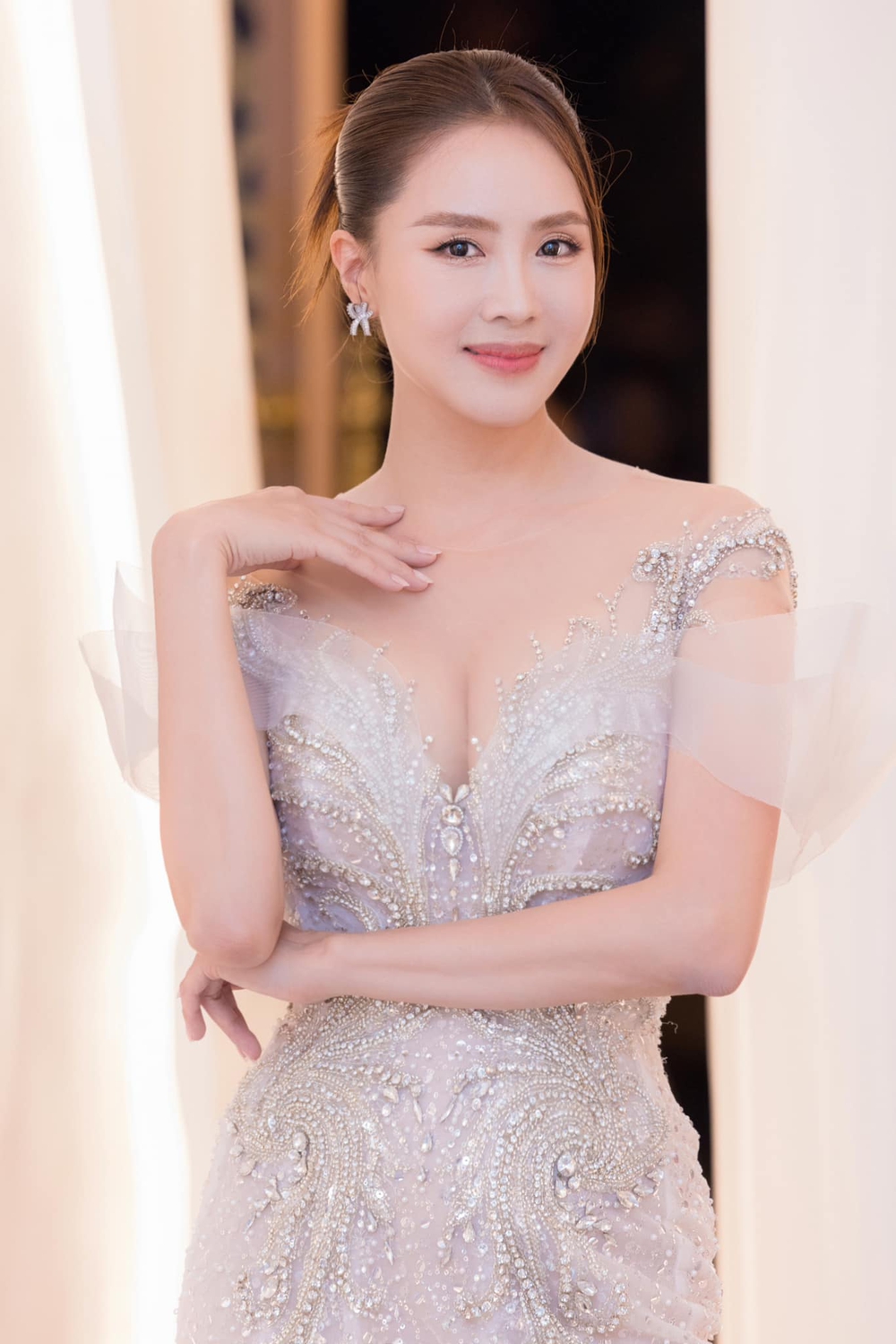 Nữ diễn viên Việt mà nhiều sao nam khao khát được hôn: Giấu kín chồng 15 năm, 40 tuổi vẫn đẹp nuột nà-1