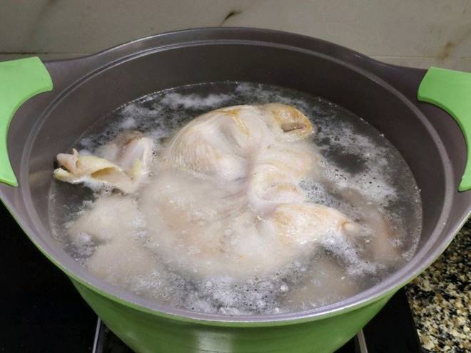 Trời lạnh nấu món canh từ gà và một bộ phận của lợn cho ấm bụng, cách nấu mới dễ làm sao!-4