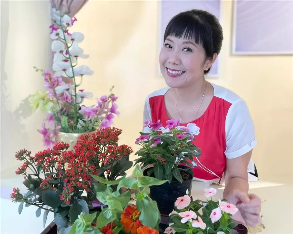 Cuộc sống của nghệ sĩ hài nổi tiếng đất Bắc: Được cả nhà cưng chiều, giàu có, trẻ trung ở tuổi 53-2