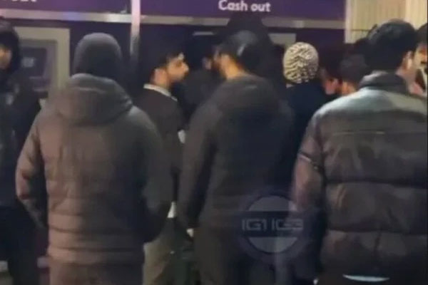 Nhặt được thẻ ATM, người phụ nữ thử vận may” không ngờ đoán đúng mật khẩu, tiện tay đút túi” khoản tiền lớn-4