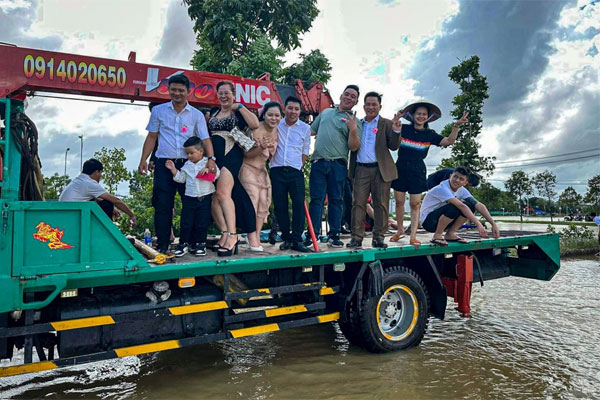 Thanh niên mắc kẹt” ở Huế đúng đợt mưa lịch sử, suýt khóc khi nhận chiếc bánh từ một ni cô-3