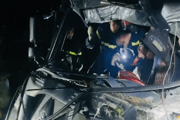 Giải cứu tài xế mắc kẹt trong cabin xe tải ở Thanh Hóa