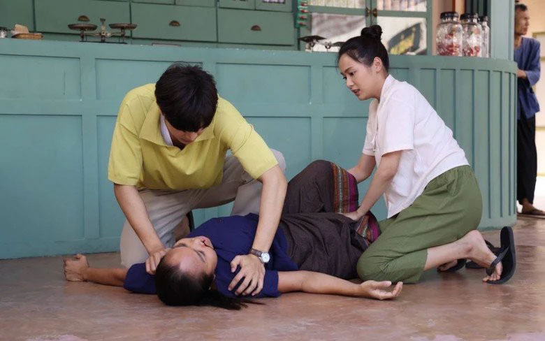 Đưa bà hàng xóm đến viện, tôi rơi vào bẫy vòi tiền của con trai bà-1