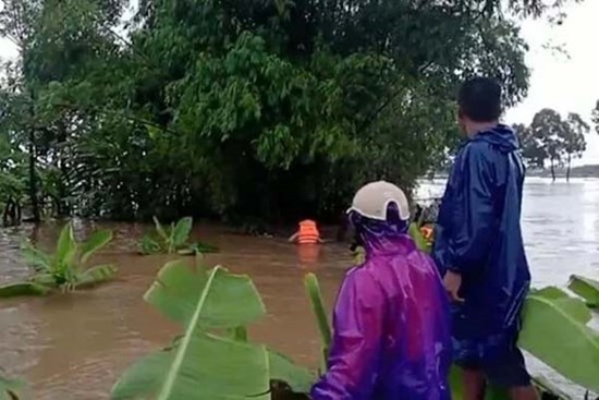 Tìm thấy thi thể cháu bé 3 tuổi mất tích sau khi rơi xuống dòng lũ dữ ở Huế