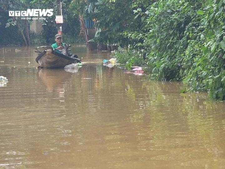 Tìm thấy thi thể cháu bé 3 tuổi mất tích sau khi rơi xuống dòng lũ dữ ở Huế-3