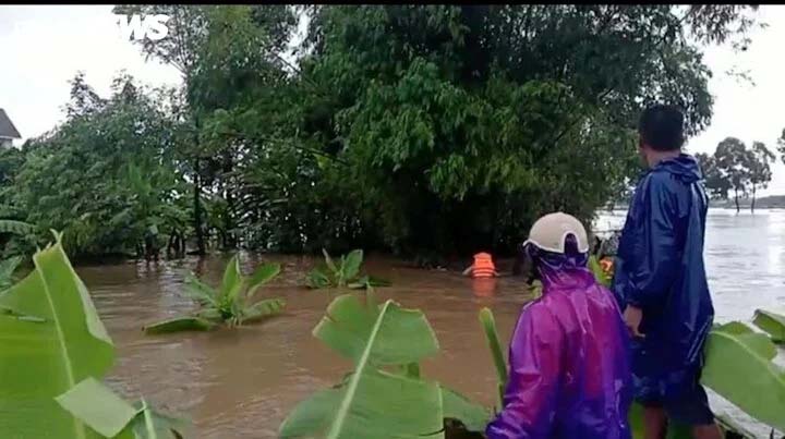 Tìm thấy thi thể cháu bé 3 tuổi mất tích sau khi rơi xuống dòng lũ dữ ở Huế-2