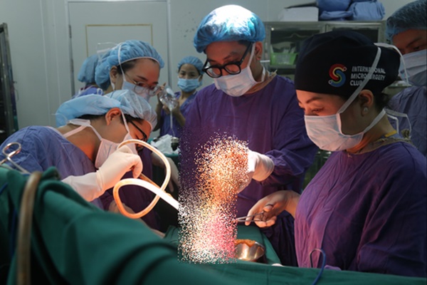 Áo chống nắng cuốn vào bánh xe máy, cô gái 18 tuổi gần đứt rời cánh tay-1