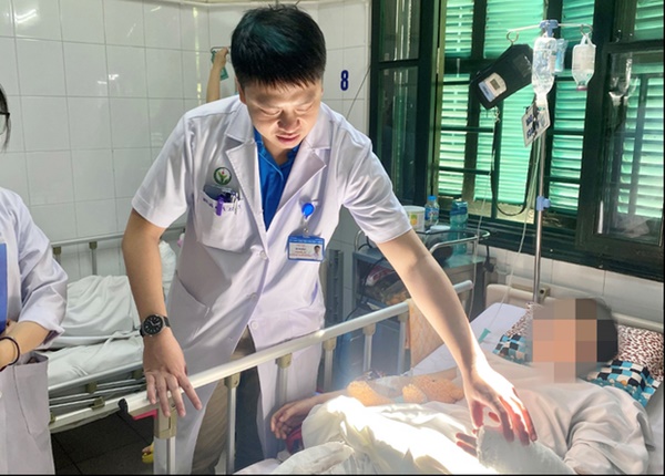 Áo chống nắng cuốn vào bánh xe máy, cô gái 18 tuổi gần đứt rời cánh tay-2