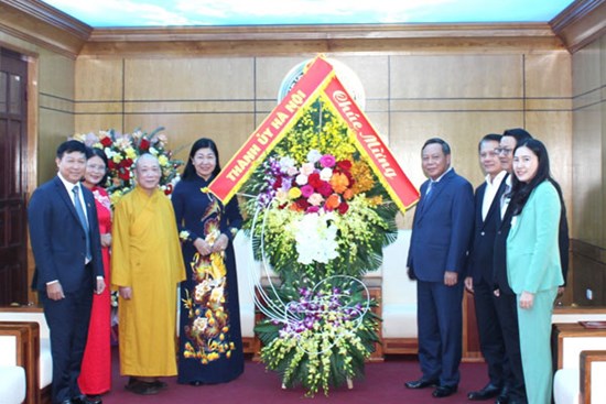Phó Bí thư Thành ủy Nguyễn Văn Phong chúc mừng Ủy ban MTTQ Việt Nam Thành phố